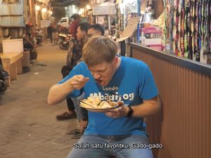 Bule Ini Ditantang Habiskan Rp 50 Ribu untuk Jajan di Kota Lama Surabaya Bule Ini Ditantang Habiskan Rp 50 Ribu untuk Jajan di Kota Lama Surabaya