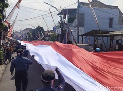 Satlinmas Kota Malang Bentangkan Merah Putih Raksasa Saat Detik Proklamasi