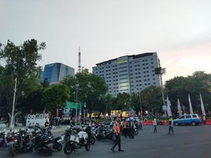 Upacara Selesai, Dishub Gembosi Motor Parkir Seberang Istana Merdeka Upacara Selesai, Dishub Gembosi Motor Parkir Seberang Istana Merdeka