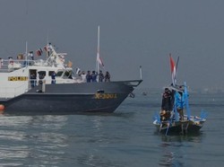 Ditpolairud-Nelayan Kibarkan Merah Putih di Selat Madura Peringati HUT RI