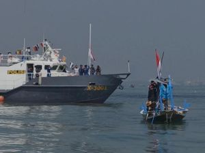 Ditpolairud-Nelayan Kibarkan Merah Putih di Selat Madura Peringati HUT RI Ditpolairud-Nelayan Kibarkan Merah Putih di Selat Madura Peringati HUT RI