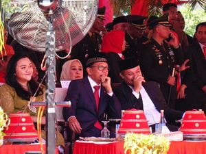 Eks Gubernur Sulsel NA dan ASS Kompak Hadiri Upacara HUT RI 17 Agustus Eks Gubernur Sulsel NA dan ASS Kompak Hadiri Upacara HUT RI 17 Agustus