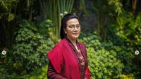 Foto Gaya Sri Mulyani Serba Merah Pakai Baju Adat Sunda Saat Upacara di IKN
