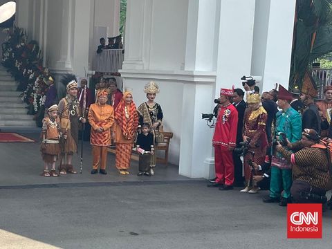 Wakil Presiden terpilih Gibran Rakabuming Raka tiba di Istana Merdeka, Jakarta, Sabtu (17/8). Ia didampingi istrinya, Selvy Ananda, serta dua anaknya, Jan Ethes Srinarendra dan La Lembah Manah.