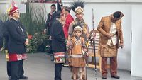 Senyum Jan Ethes Berbaju Adat Papua, Selvi Ananda Anggun Pakai Baju Lampung