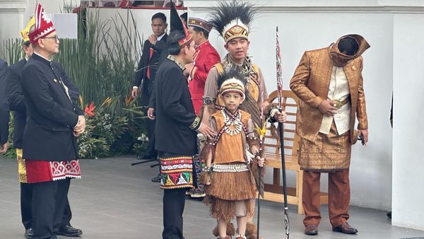 Senyum Jan Ethes Berbaju Adat Papua, Selvi Ananda Anggun Pakai Baju Lampung