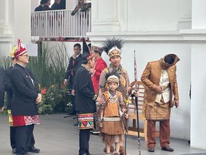 Pakai Baju Adat Papua, Gibran Tiba di Istana Merdeka Ditemani Jan Ethes Pakai Baju Adat Papua, Gibran Tiba di Istana Merdeka Ditemani Jan Ethes