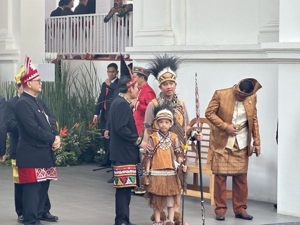 Senyum Jan Ethes Berbaju Adat Papua, Selvi Ananda Anggun Pakai Baju Lampung