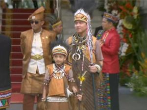 Gibran Pakai Baju Adat Papua Hadiri Upacara HUT ke-79 RI di Istana Merdeka Gibran Pakai Baju Adat Papua Hadiri Upacara HUT ke-79 RI di Istana Merdeka