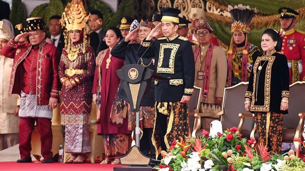 Jajaran menteri Kabinet Indonesia Maju duduk di tenda VVIP dalam upacara Peringatan Detik-detik Proklamasi Kemerdekaan Republik Indonesia (RI) di lapangan upacara Istana Negara Ibu Kota Nusantara (IKN), Penajam Paser Utara, Kalimantan Timur, Sabtu (17/8/2024). Upacara dalam rangka hari ulang tahun (HUT) ke-79 RI tersebut mengusung tema Nusantara Baru Indonesia Maju. ANTARA FOTO/Hafidz Mubarak A/app/wpa.