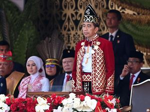 Kenakan Baju Adat Banjar, Jokowi Pimpin Upacara Penurunan Bendera di IKN Kenakan Baju Adat Banjar, Jokowi Pimpin Upacara Penurunan Bendera di IKN