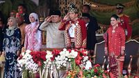 Berbaju Adat Nuansa Merah, Jokowi Pimpin Upacara Penurunan Bendera di IKN