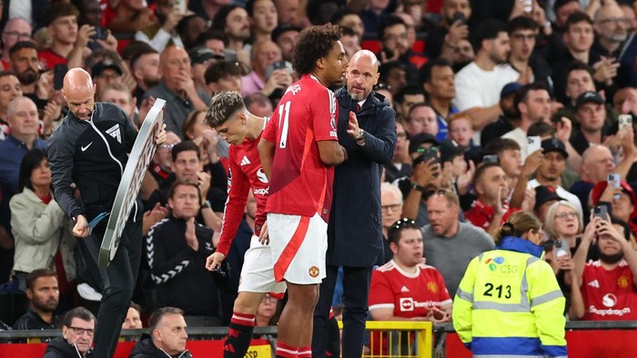  Joshua Zirkzee of Manchester United comes on during the Premier League match between Manchester United FC and Fulham FC at Old Trafford on August 16, 2024 in Manchester, England. (Photo by Robbie Jay Barratt - AMA/Getty Images)