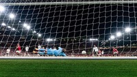 Dari kaki Zirkzee, si kulit bundar melesak masuk ke gawang Fulham. Foto: Manchester United via Getty Imag/Ash Donelon