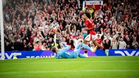 Kiper Fulham Bernd Leno, yang sebelum itu beberapa kali mementahkan peluang emas MU, akhirnya ditaklukkan. Zirkzee pun berlari merayakan. Foto: Manchester United via Getty Imag/Ash Donelon