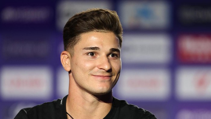 Soccer Football - Atletico Madrid present new signing Julian Alvarez - Citivas Metropolitano, Madrid, Spain - August 16, 2024 Atletico Madrids new signing Julian Alvarez during the presentation REUTERS/Violeta Santos Moura