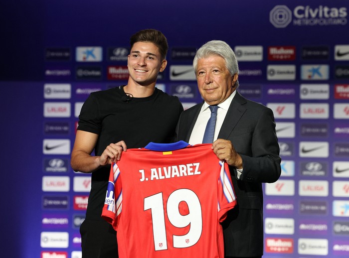 Soccer Football - Atletico Madrid present new signing Julian Alvarez - Citivas Metropolitano, Madrid, Spain - August 16, 2024 Atletico Madrid's new signing Julian Alvarez poses as he holds a shirt with president Enrique Cerezo during the presentation REUTERS/Violeta Santos Moura