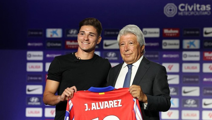 Soccer Football - Atletico Madrid present new signing Julian Alvarez - Citivas Metropolitano, Madrid, Spain - August 16, 2024 Atletico Madrid's new signing Julian Alvarez poses as he holds a shirt with president Enrique Cerezo during the presentation REUTERS/Violeta Santos Moura