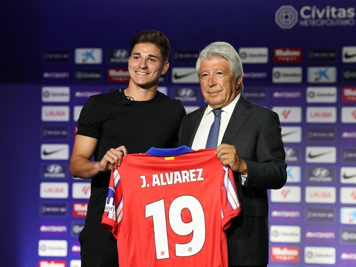 Soccer Football - Atletico Madrid present new signing Julian Alvarez - Citivas Metropolitano, Madrid, Spain - August 16, 2024 Atletico Madrid's new signing Julian Alvarez poses as he holds a shirt with president Enrique Cerezo during the presentation REUTERS/Violeta Santos Moura
