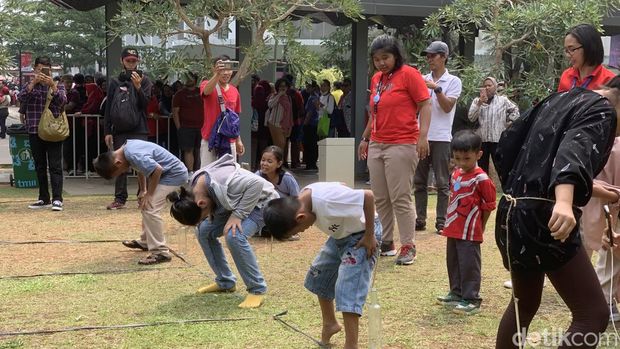 Kemeriahan lomba Pesta Rakyat di Taman Mini Indah Indonesia (TMII)