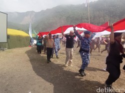 Seru Aksi Kibar Bendera di Darat dan Udara Gunung Galunggung Tasik