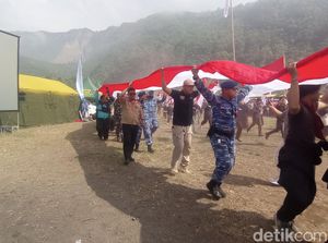 Seru Aksi Kibar Bendera di Darat dan Udara Gunung Galunggung Tasik Seru Aksi Kibar Bendera di Darat dan Udara Gunung Galunggung Tasik