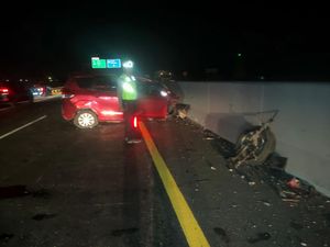 Ertiga Tertabrak Bus di Tol Semarang-Batang KM 383A, 1 Orang Tewas Ertiga Tertabrak Bus di Tol Semarang-Batang KM 383A, 1 Orang Tewas