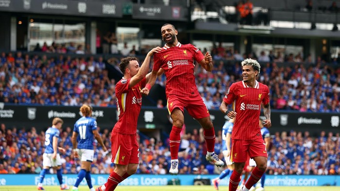 IPSWICH, ENGLAND - AUGUST 17: Mohamed Salah of Liverpool celebrates scoring his teams second goal with teammates Diogo Jota and Luis Diaz during the Premier League match between Ipswich Town FC and Liverpool FC at Portman Road on August 17, 2024 in Ipswich, England. (Photo by Marc Atkins/Getty Images)