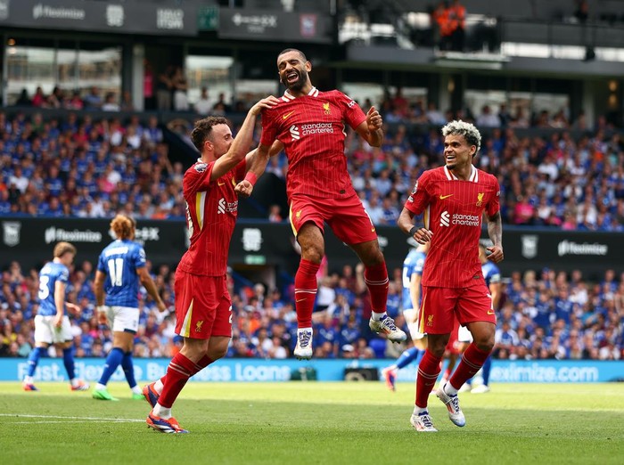 IPSWICH, ENGLAND - AUGUST 17: Mohamed Salah of Liverpool celebrates scoring his team's second goal with teammates Diogo Jota and Luis Diaz during the Premier League match between Ipswich Town FC and Liverpool FC at Portman Road on August 17, 2024 in Ipswich, England. (Photo by Marc Atkins/Getty Images)