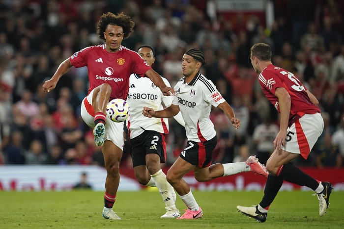 Manchester Uniteds Joshua Zirkzee controls the ball during the English Premier League soccer match between Manchester United and Fulham at Old Trafford, Friday, Aug. 16, 2024, in Manchester, England. (AP Photo/Dave Thompson)