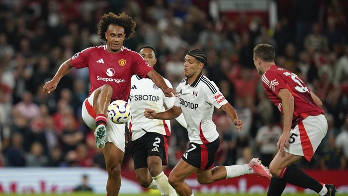 Manchester Uniteds Joshua Zirkzee controls the ball during the English Premier League soccer match between Manchester United and Fulham at Old Trafford, Friday, Aug. 16, 2024, in Manchester, England. (AP Photo/Dave Thompson)