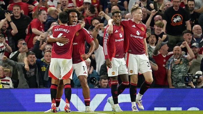 Manchester Uniteds Joshua Zirkzee, second left, celebrates after scoring the opening goal during the English Premier League soccer match between Manchester United and Fulham at Old Trafford, Friday, Aug. 16, 2024, in Manchester, England. (AP Photo/Dave Thompson)