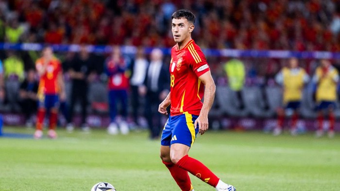 BERLIN, GERMANY - JULY 14: Martin Zubimendi of spain runs with the ball during the UEFA EURO 2024 final match between Spain and England at Olympiastadion on July 14, 2024 in Berlin, Germany. (Photo by Mika Volkmann/Getty Images)