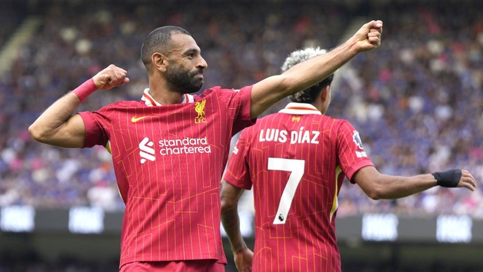 Liverpools Mohamed Salah, left, celebrates after he scores his sides second goal during the English Premier League soccer match between Ipswich Town and Liverpool at Portman Road stadium in Ipswich, England, Saturday, Aug. 17, 2024. (AP Photo/Alastair Grant)