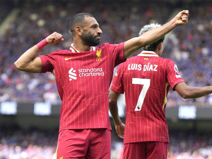 Liverpool's Mohamed Salah, left, celebrates after he scores his side's second goal during the English Premier League soccer match between Ipswich Town and Liverpool at Portman Road stadium in Ipswich, England, Saturday, Aug. 17, 2024. (AP Photo/Alastair Grant)