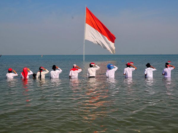 Momen Khidmat Upacara HUT ke-79 RI di Pantai Pelayaran Jepara