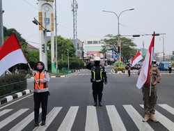 Momen Para Pengendara di Jalanan Depok Hormat Bendera Peringati HUT RI