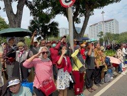 Momen Sikap Hormat Warga di Depan Istana Merdeka Saat Pengibaran Bendera