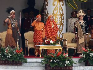 Momen Maruf-Gibran Hadiri Upacara Penurunan Bendera di Istana Jakarta Momen Maruf-Gibran Hadiri Upacara Penurunan Bendera di Istana Jakarta