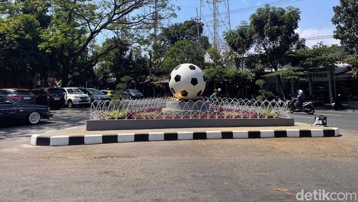 Monumen Bola di Simpang tiga jalan Gajah Mada Malang RTH Malang