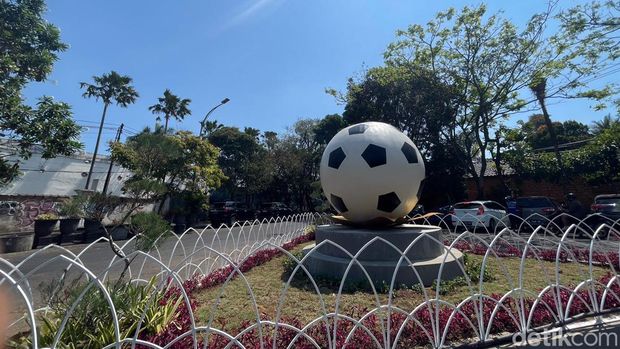 Tambah RTH Pemerintah Kota malang membangun monumen bola di simpang tiga Jalan Gajahmada Kota Malang