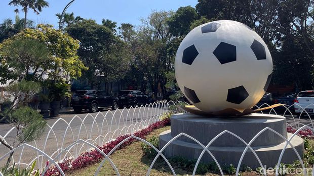 RTH baru: Monumen bola di simpang tiga Jalan Gajahmada Kota Malang RTH Malang