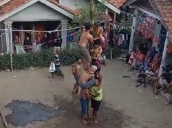 Pria Brebes Tewas Saat Panjat Pinang, Jatuh Lalu Tertimpa Peserta Lain