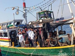 Nelayan dan Santri di Situbondo Gelar Upacara Kemerdekaan di Tengah Laut