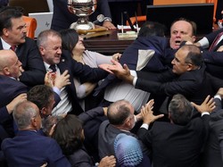 Baku Hantam di Parlemen Turki Usai Politisi Oposisi Dicopot