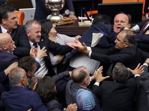 Baku Hantam di Parlemen Turki Usai Politisi Oposisi Dicopot Baku Hantam di Parlemen Turki Usai Politisi Oposisi Dicopot