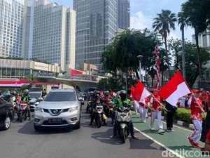 Momen Pengendara di Bundaran HI Berhenti untuk Peringati HUT Ke-79 RI