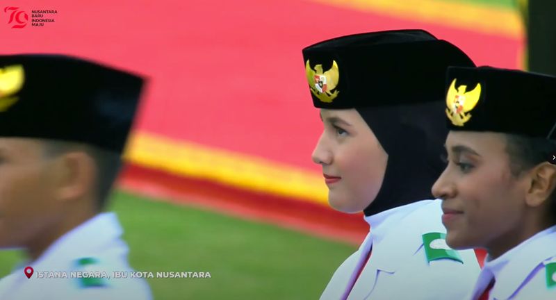 Upacara peringatan detik-detik proklamasi di IKN dan Jakarta telah dimulai. Sempat menjadi polemik, paskibraka putri tampak ada yang mengenakan jilbab.