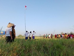 Uniknya Upacara 17 Agustus Pemuda Pasuruan di Tengah Sawah
