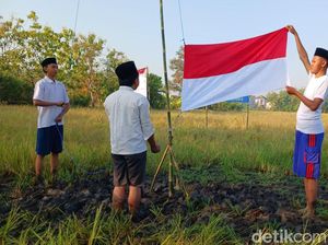 Pemuda Pasuruan Upacara 17 Agustus di Tengah Sawah Pemuda Pasuruan Upacara 17 Agustus di Tengah Sawah
